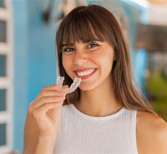 Invisalign pour adultes : Comment l&rsquo;âge n&rsquo;est pas un obstacle à un sourire magnifique
